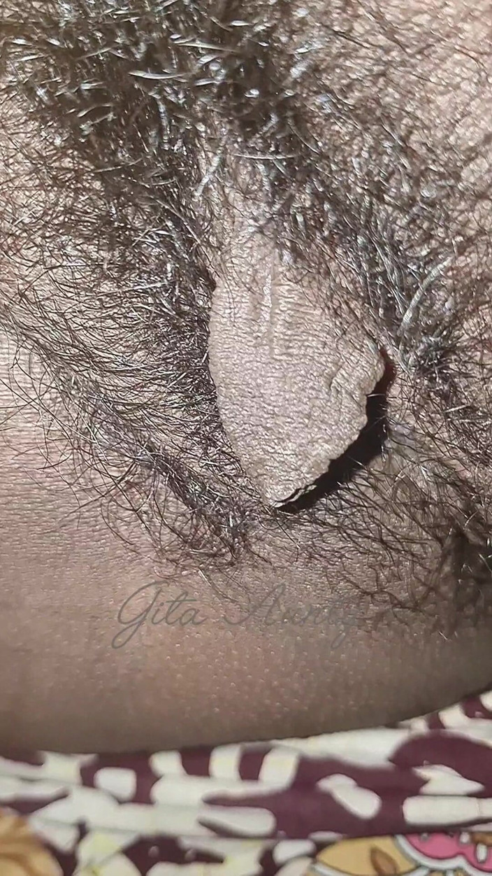 Indian aunty sex: La femme du village montre sa grosse chatte