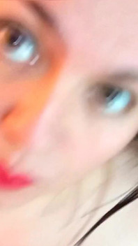 Hospodyňka platí poslíčkovi rozvoz pizzy s její kundičkou