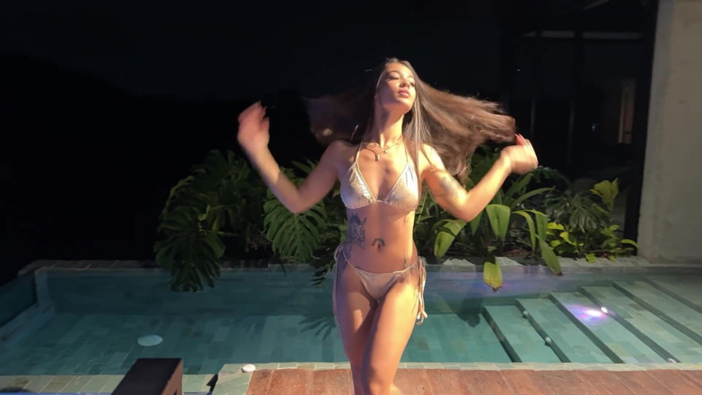 Anna Cherry: Người phụ nữ Colombia trẻ tuổi bị đụ trong bể sục!