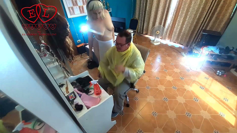 Strange stepfamily: Brincadeira! Barbeira se despindo em sua barbearia nudista. O cliente...