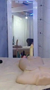 자지를 빨고 두 자지에 뚫리고 싶어하는 큰 엉덩이의 벌거벗은 밀프