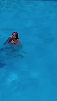 Hur en sexuellt ensam hemmafru på semester i poolen lär sig att dyka