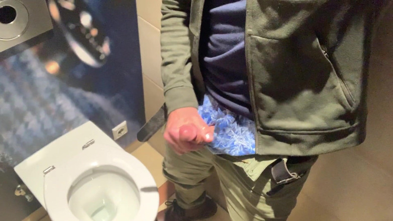 TJenner: Je branle ma bite dans les toilettes publiques de l'aéroport