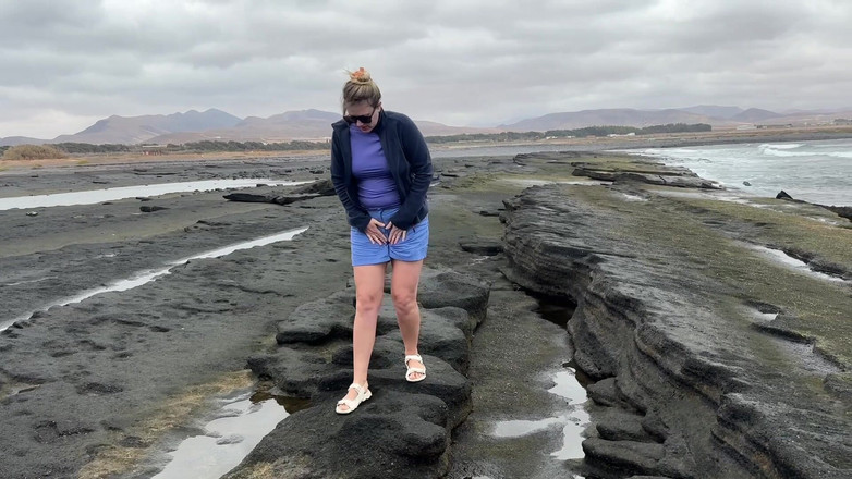 Emma Voyeur: Ragazza Formosa Disperata Di Pisciare in Pubblico