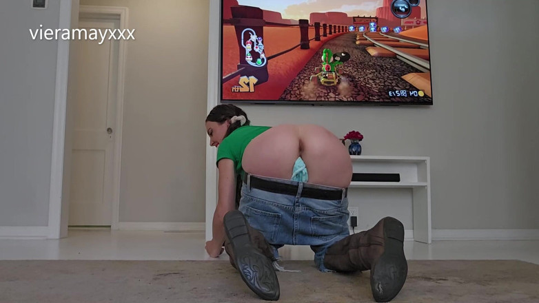 VieraMayXXX: Seluar dalam jatuh ke bawah semasa bermain Mario Kart- stuffing...