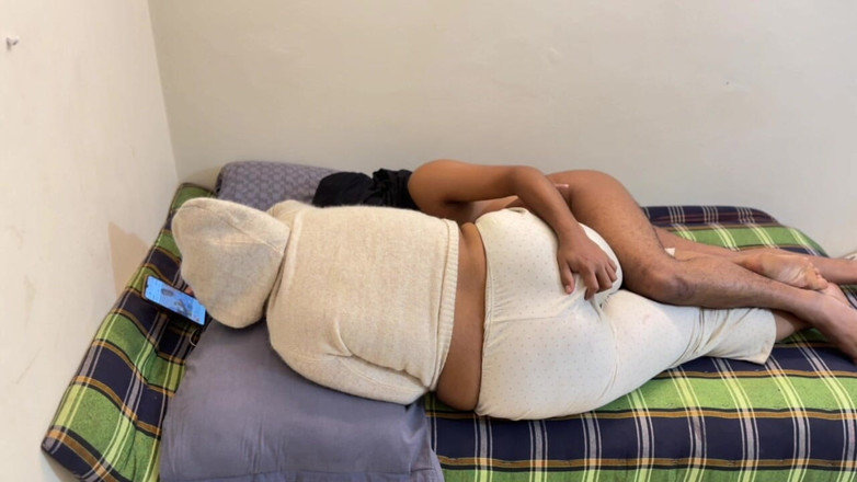 Aria Mia: Despierta por la mañana y tiene sexo con la madrastra...