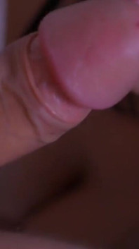 Lasciva milf chupa pau do macho e recebe gozada interna