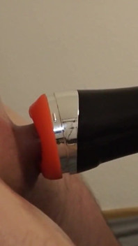 Máquina de paja ordeña la polla lentamente para correrse