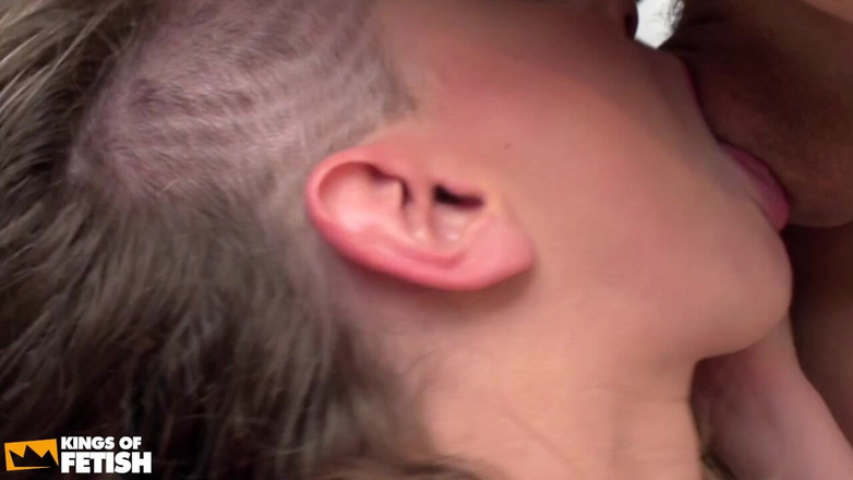 Fixed on Mature: Blonďatá děvka dosahuje orgasmu, zatímco muž šuká její propíchnutou kundu v...