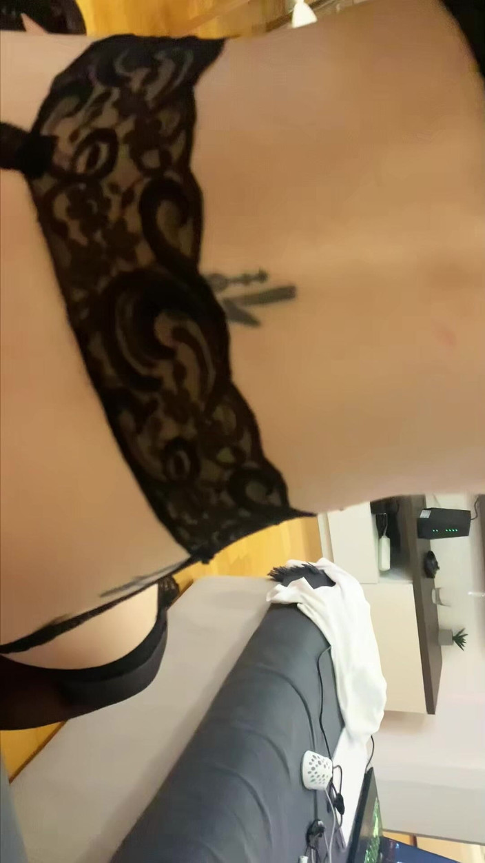 AmateurWifeXx: Hotwife tradisce il marito con il vicino in calze e...