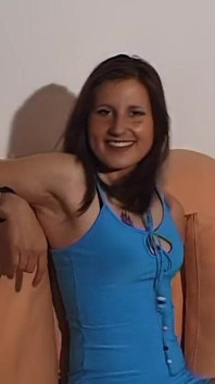 Svůdná brunetka kotě se prstí k třesoucímu se orgasmu