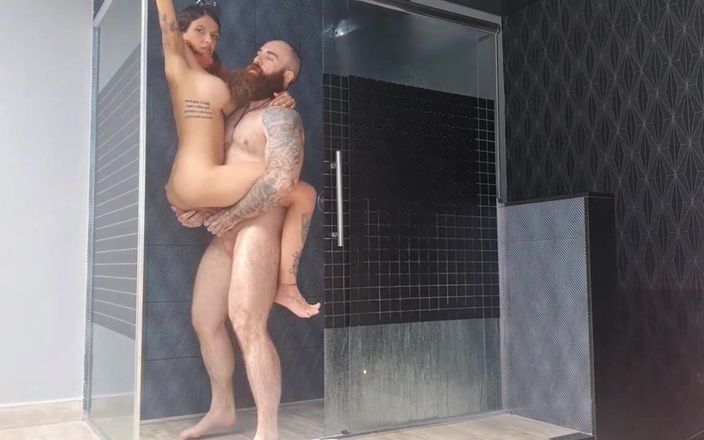 Iron Bikerr: Futai în duș, spermă în față