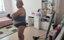 Sweet July: Kamera gefilmt schwiegermutter nackt beim putzen