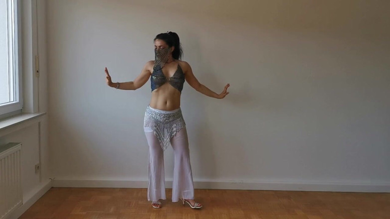 Kitty dancer: Le strip-tease lent et sensuel de bellydancer