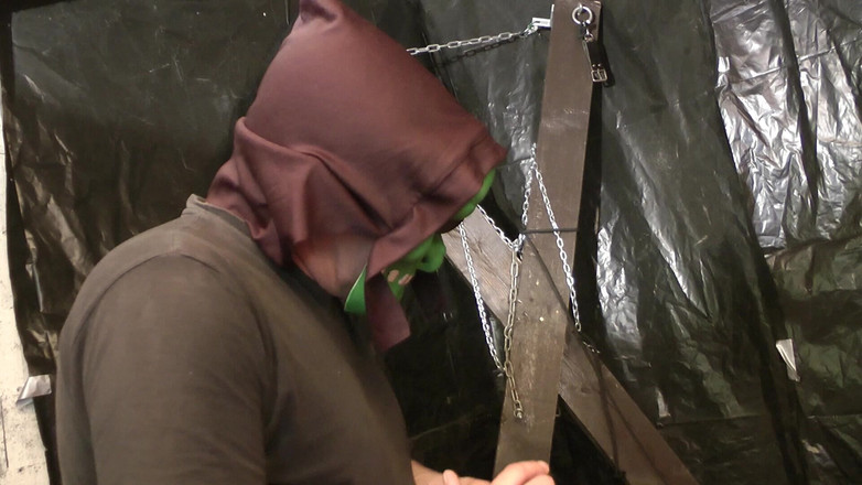 BDSM and co: 可爱的熟女被支配，屁股里插了一颗西葫芦