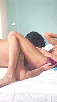 Eu chupo a bunda dela e fodo minha madrasta enquanto ela chupa a buceta da minha namorada