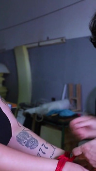 Žhavé bondage sexuální sezení s gotickou dívkou a její těsnou červenou kundičku