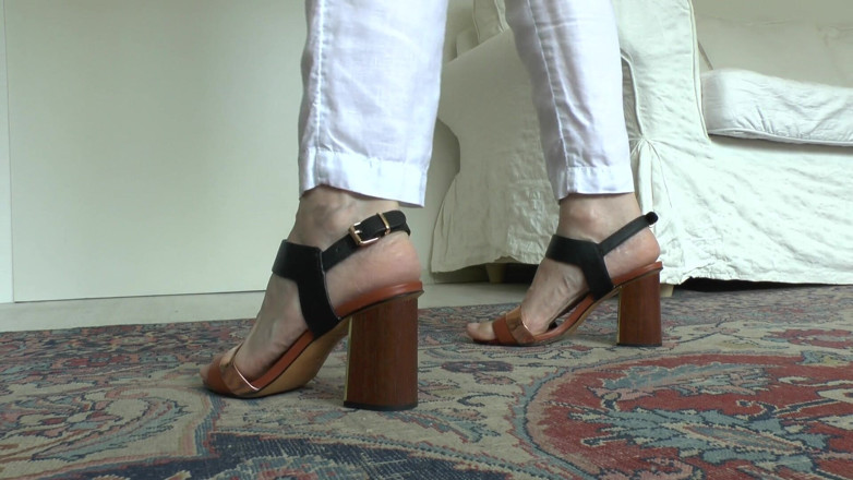 Lady Victoria Valente: Tu en as envie tous les jours : renifler mes pieds...