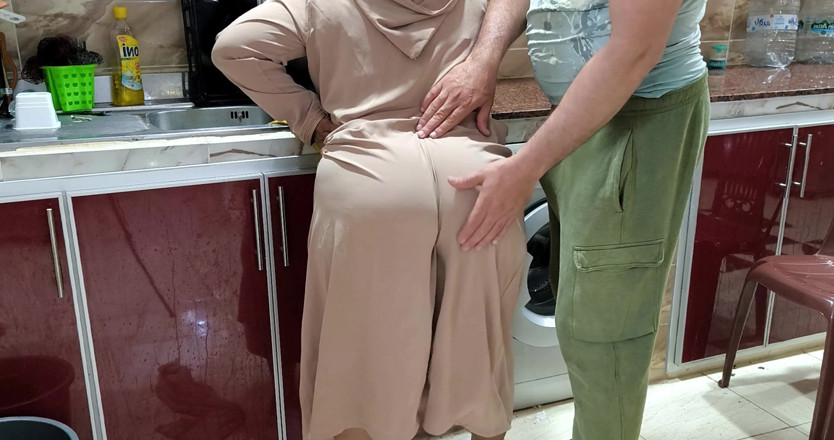 yousra egyptian bbw: 부엌에서 보지를 젖게 하는 이집트 샤르모타 아랍 거유