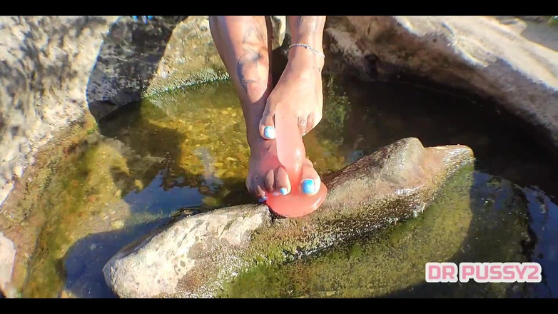 CASALTESUDEX: सेक्सी पैरों वाली टैटू वाली सांवली अपने बहुत गीले पैरों से कामुक डिल्डो के साथ लंड हिलाती है