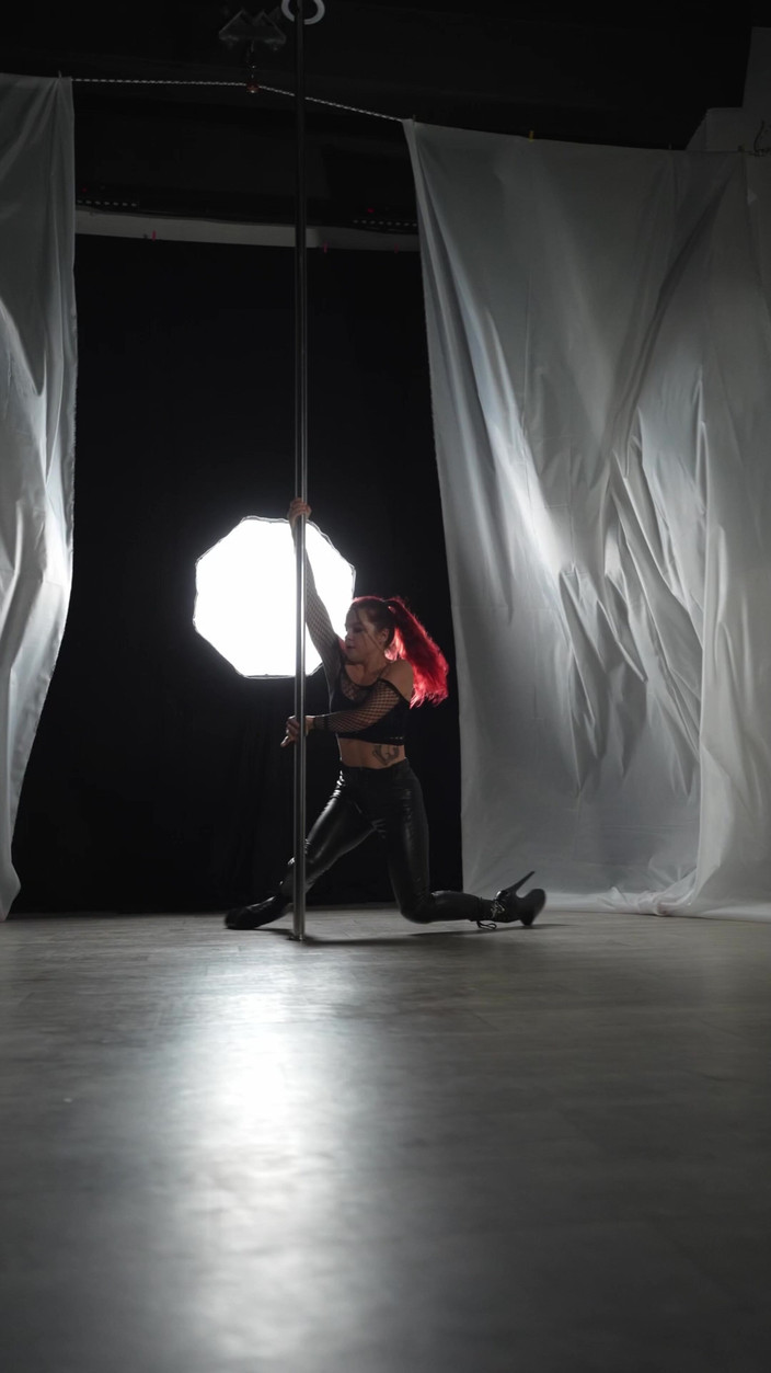 Renata Fox: Goddess Renata Fox Dances Mesmerizingly on the Pylon
