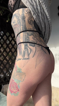 Look Closer, My Ass Wants Attention