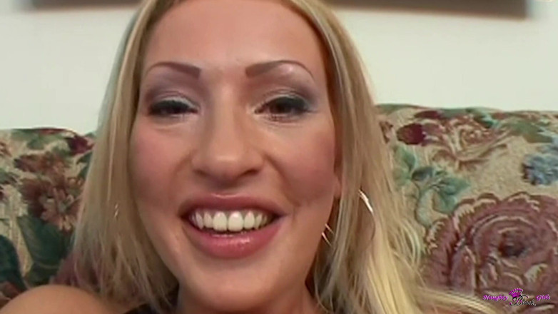 Naughty Black Girls: 전설적인 마이클 스테파노가 흑인 친구에게 전화를 걸어 이 흰 엉덩이를 애널 섹스해