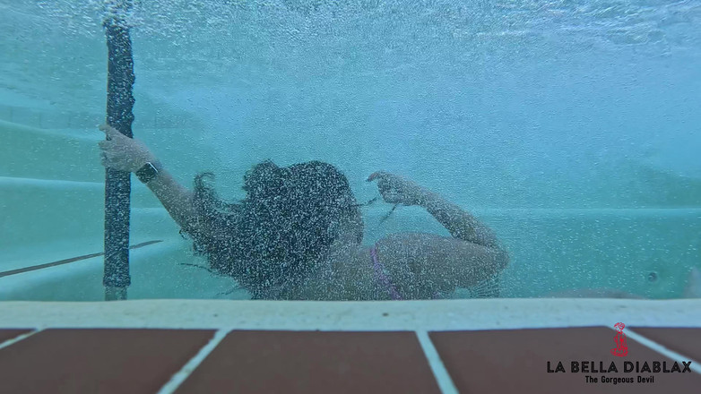 LaBellaDX: Mamă sexy relaxantă se înmoaie în jacuzzi cu Lofi Melodies