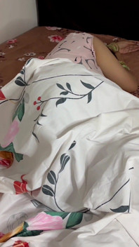 Madrastra esquilando cama con hijastro follando apretado coño