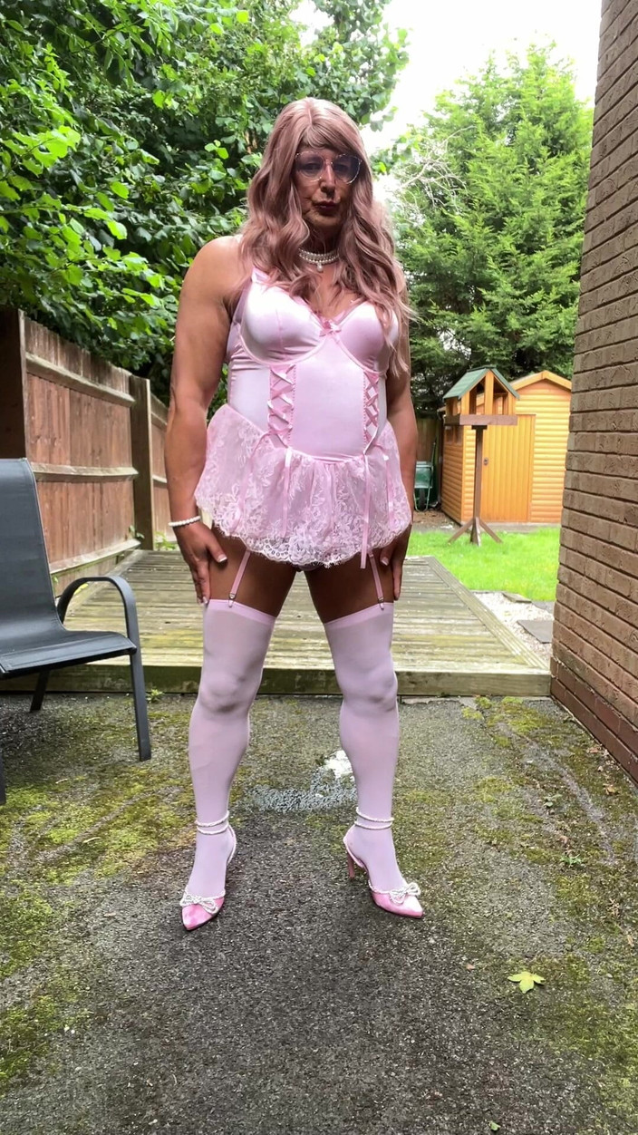 Kellycd2022: 业余 crossdresser Kellycd2022 性感熟女在粉红色紧身衣和丝袜