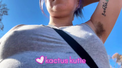 kactus kutie: Malá poskakující prsa pot v šedé košili