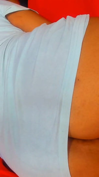 La miLF culona guarda segretamente il porno mentre si masturba