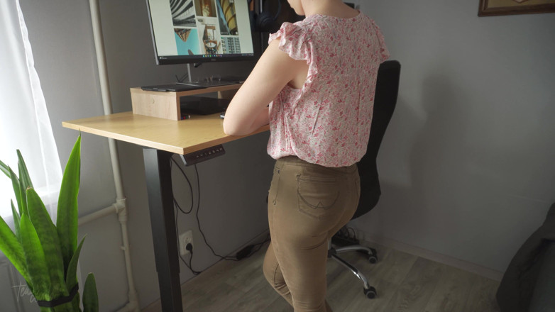 Teasecombo 4K: Niegrzeczny kolega pokazując cipkę Wedgie