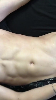 Un jeune jumelle se réveille et jouit