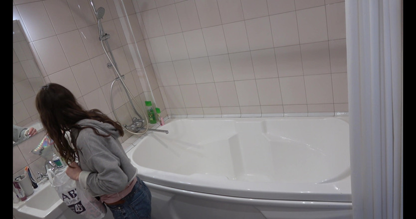Milfs and Teens: สาววัยรุ่นสมัครเล่นหน้าอกใหญ่ อาบน้ำโชว์หี
