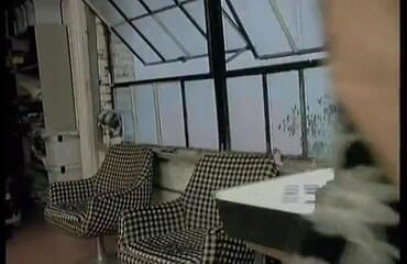 Hot Girlz: Hete milf producers assistant werd geil en krijgt anale masturbatie