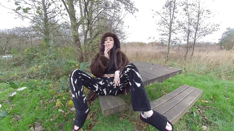 VR smokers HD-2D Videos Only: Shay London - fumat