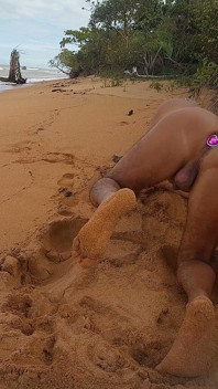 Nahá Ladysilva na pláži Předvádí opálený sexy zadek s análním kolíkem v zadku
