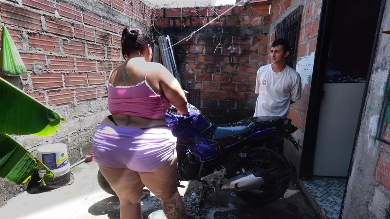 Lexly_16: Meu vizinho lava minha moto e depois me fode