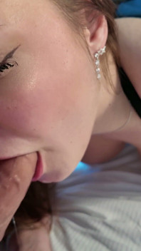 Giovane ragazza francese con grandi tette naturali scopate in hotel - parte 1