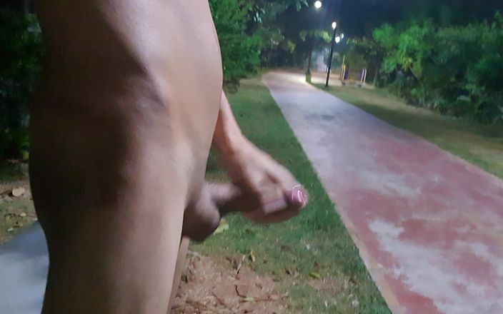 Lekexib: Avrunkning naken på gatan
