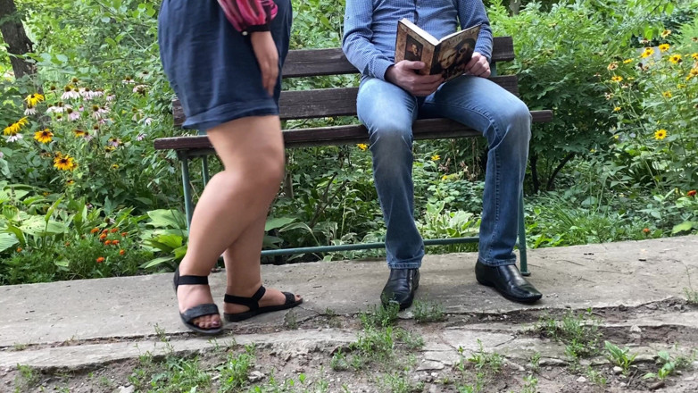 OurFetishLife: Macecha s velkým zadkem milfky čůrá vedle mě v parku na...