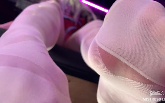 Mistress Legs: 在酒吧柜台上穿着白色连裤袜的女主人的脚下