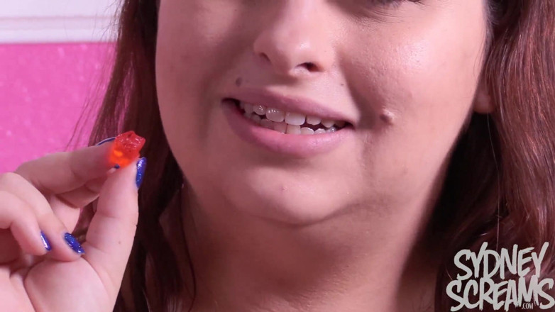 Sydney screams fetish: ฟันคมฉีกเข้าไปในหมี Gummy - HD Wmv