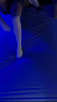 Piccola ragazza in calze al ginocchio bianche ti stanno stuzzicando la cam 3