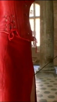 Grandes tetas rubia humillante azotes en vestido de látex rojo