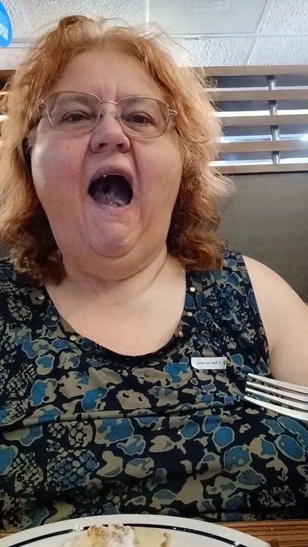 BBW nurse Vicki adventures with friends: Crepes de arándanos y preñada deliciosa
