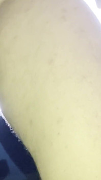 Pošťák šuká Ališu, když viděl, že masturbuje