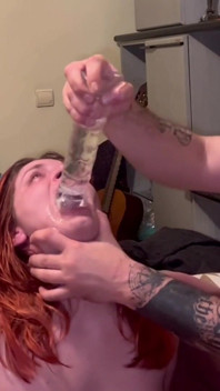 Novo vibrador mal entrou na minha garganta