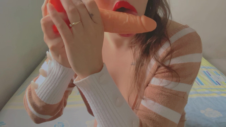 More Candy: JOI POV - dziewczyna używa dildo w masturbacji analnej, czy chcesz...